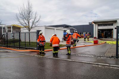 Denkendorf: Lueftungsanlagenbrand in einer Firma loest Grosseinsatz aus.
